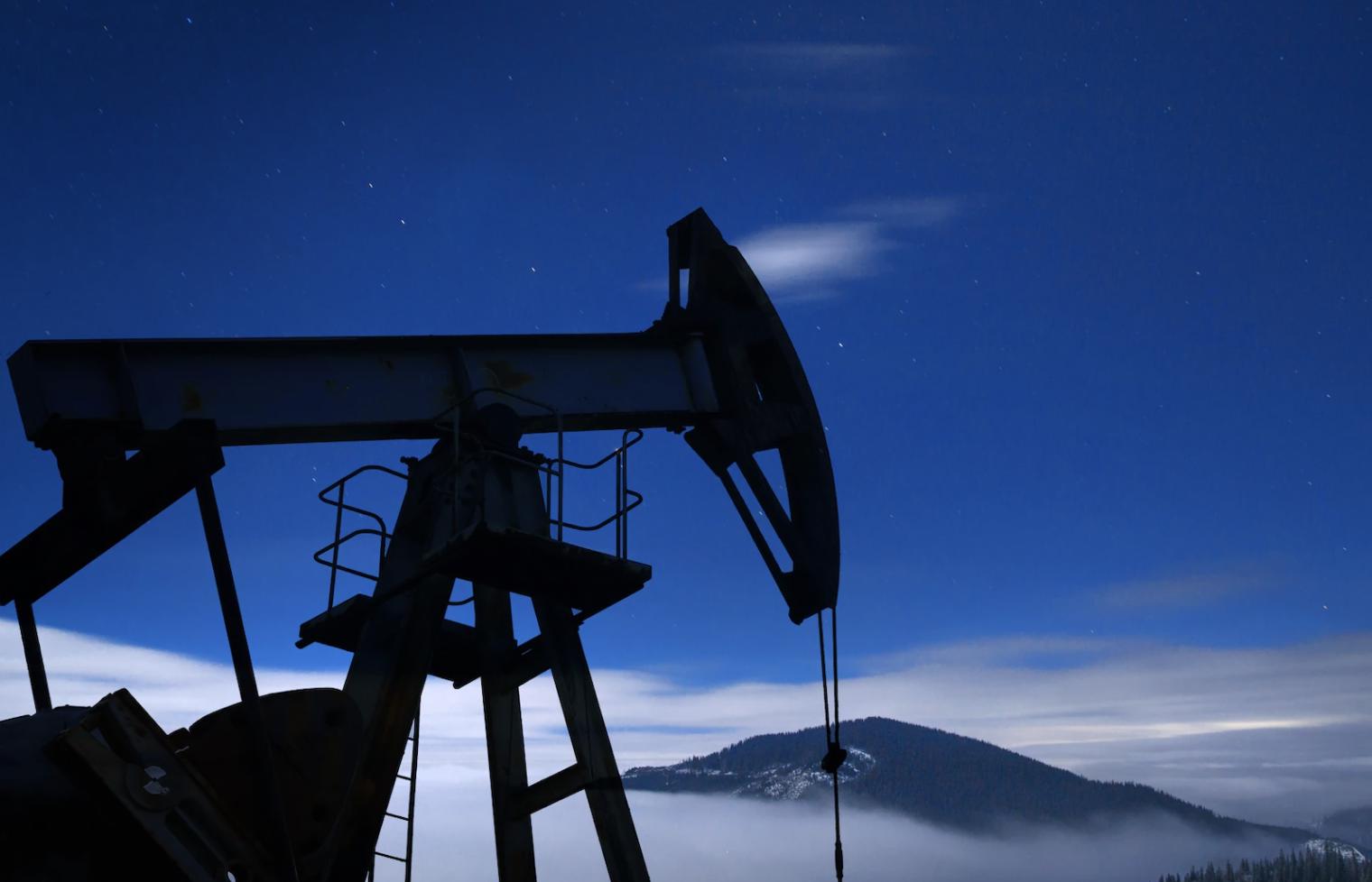 Источник: freepik https://www.freepik.com/free-photo/oil-pump-silhouette-night_1436082.htm#query=pump%20jack&position=0&from_view=search&track=sph